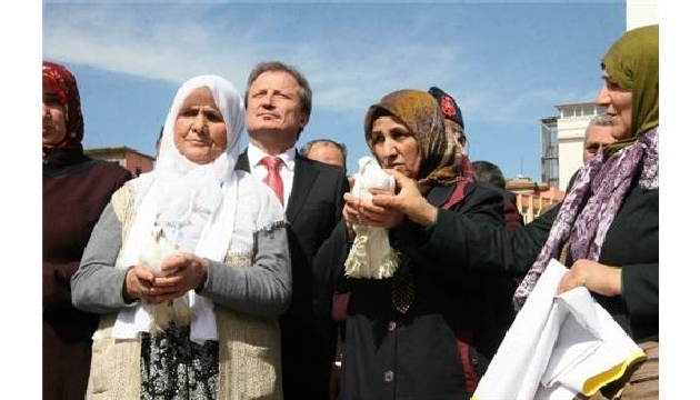 Türk ve Kürt Annelerinden Barış Güvercini!