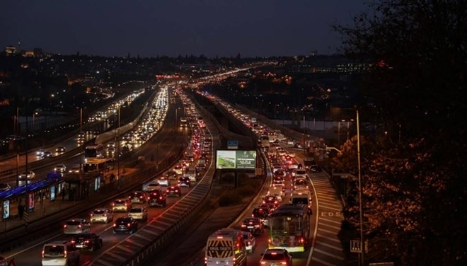 İstanbul da bazı noktalarda trafik durma noktasına geldi