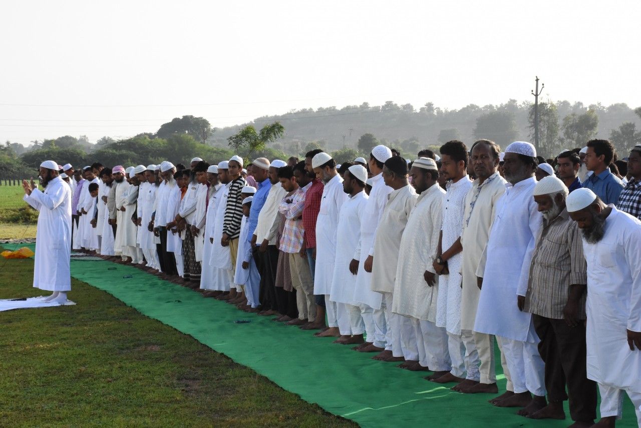 Yasak kararının ardından namaz kılan halka sopalı müdahale