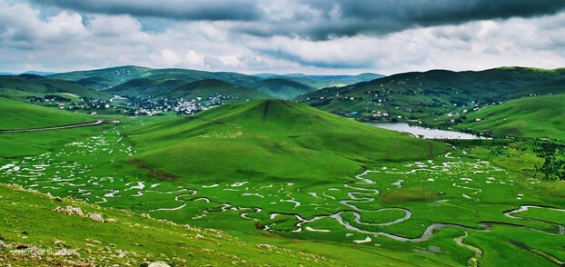 Gezerken yayla uçurumundan düştüler!