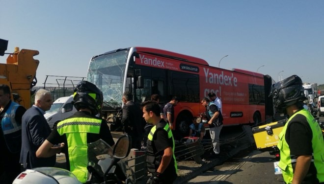 Metrobüs kazası trafiği felç etti