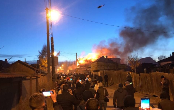 Rusya’da uçak iki katlı evin üzerine düştü