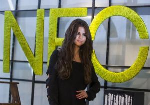 Selena Gomez Kendi Koleksiyonu İçin Poz Verdi