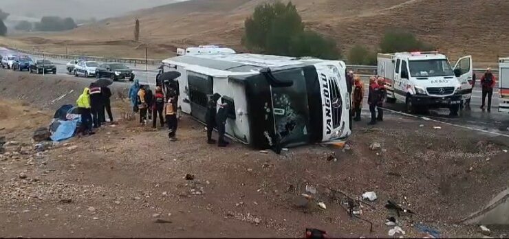 Sivas ta yolcu otobüsü devrildi: 2 ölü!