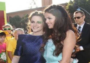 Kristen Stewart ve Selena Gomez  Grinin Elli Tonu  Filminde mi Rol Alacak?