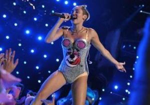 Miley Cyrus Lezbiyen mi!