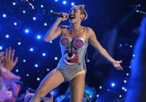 Olayların Kadını  Miley Cyrus Yılın Sanatçısı Seçildi!