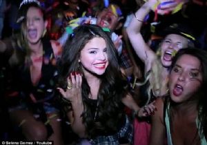 Selena Gomez in Doğum Gününde Pasta İçindne Çıkan Süpriz Genç Yıldızı Utandırdı!