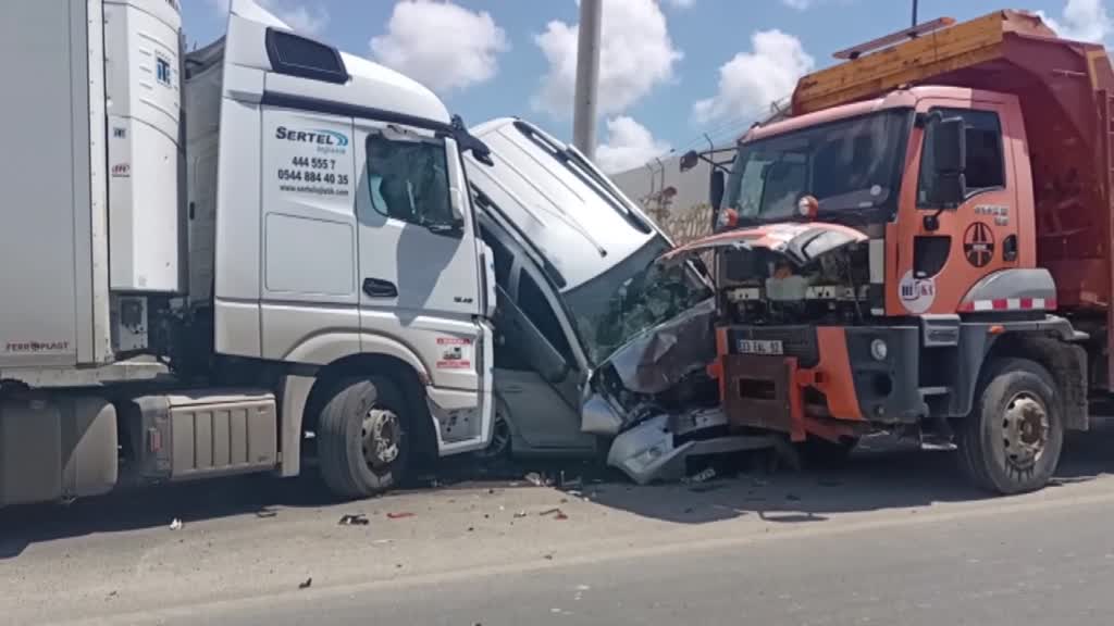 Korkunç kaza! Kamyon 15 araca çarptı