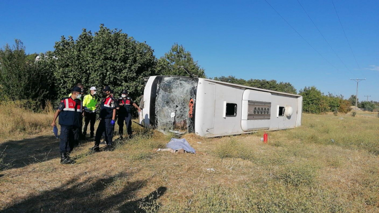 Muğla da tur otobüsü, öğrenci servisi ile çarpıştı: 1 ölü