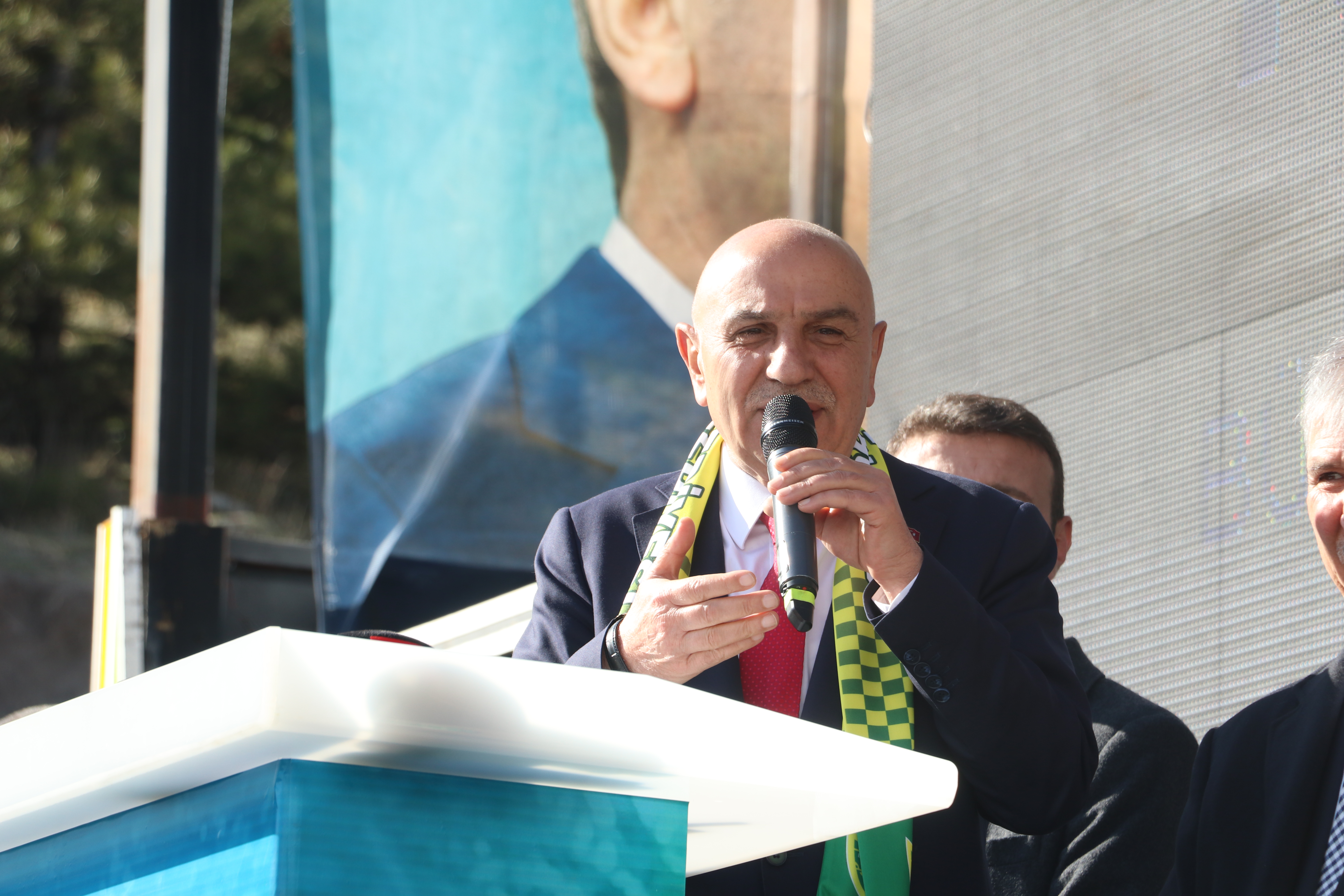 Turgut Altınok: Ayırmadan hizmet yapacağız
