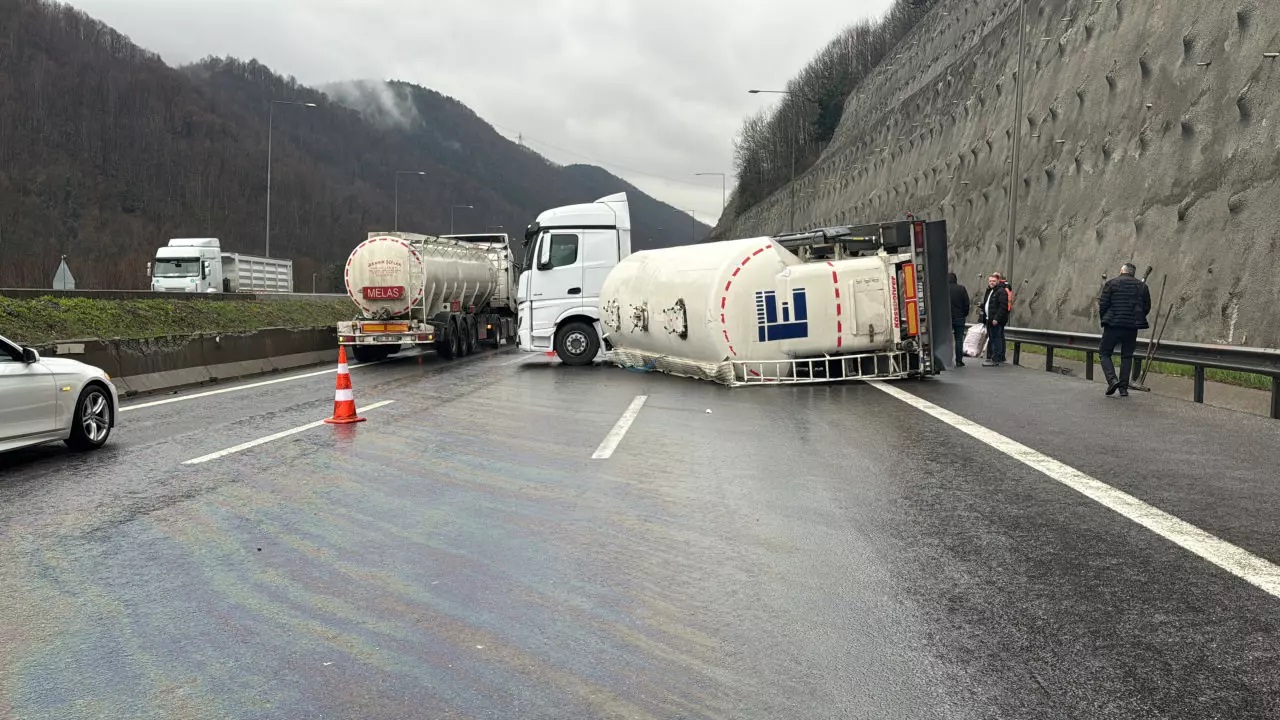 Devrilen tır ulaşımı aksattı