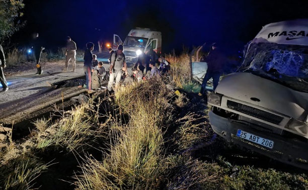 Kaçak göçmenleri taşıyan araç şarampole devrildi: 20 yaralı