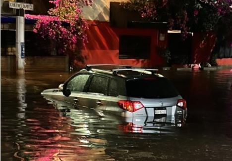 Meksika yı sel vurdu, yollar sular altında kaldı: 5 ölü