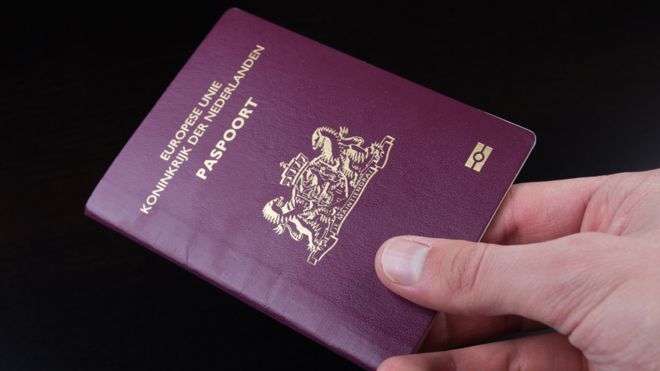 Hollanda nın ilk cinsiyetsiz pasaportu verildi