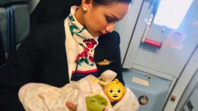 Yolcu annenin sütü bitti, bebeği hostes emzirdi