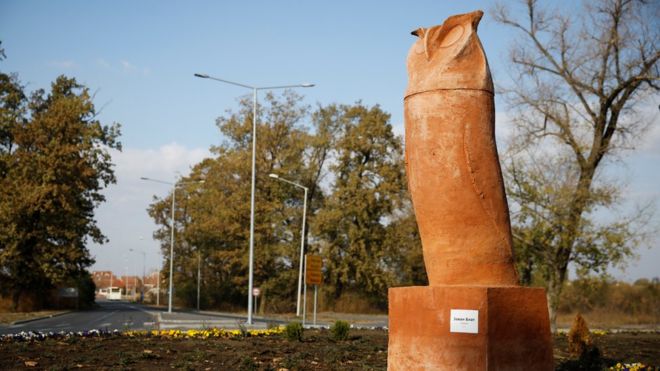 ‘Penis şeklindeki’ baykuş heykeli alay konusu oldu!