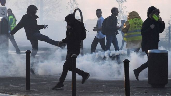 Fransa daki akaryakıt zammı protestolarında 400 den fazla kişi yaralandı