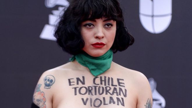 Şilili şarkıcıdan Latin Grammy Ödülleri nde üstsüz protesto