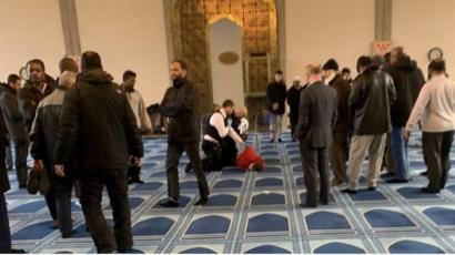 Londra daki camide bıçaklı saldırı!