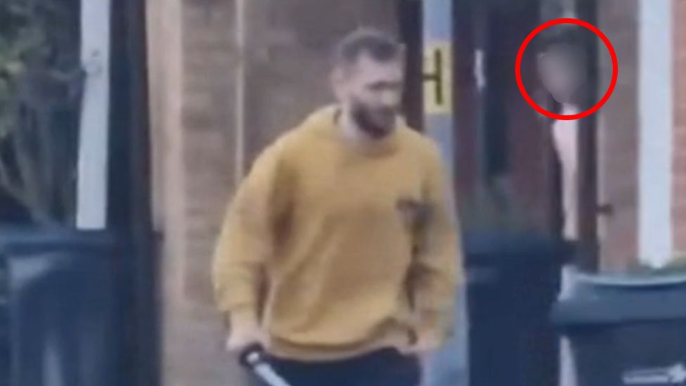 Londra daki kılıçlı saldırıda bir çocuk öldü
