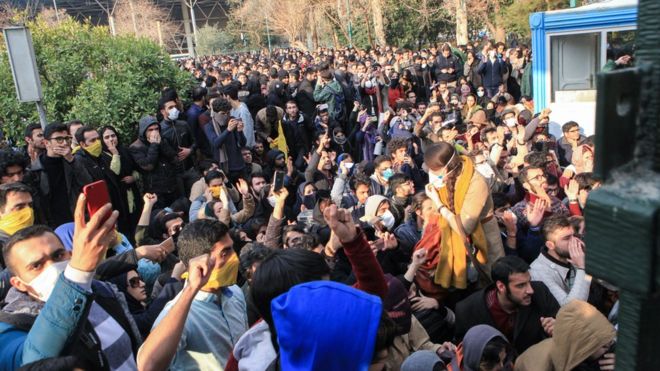 İran daki protestoların kaynağı kemer sıkma politikaları mı?