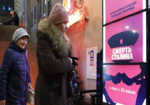 Stalin'in Ölümü: Rusya'da yasaklanan filmi gösteren salona polis baskını