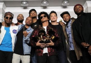 Grammy ödül törenine Bruno Mars ve beyaz güller damga vurdu