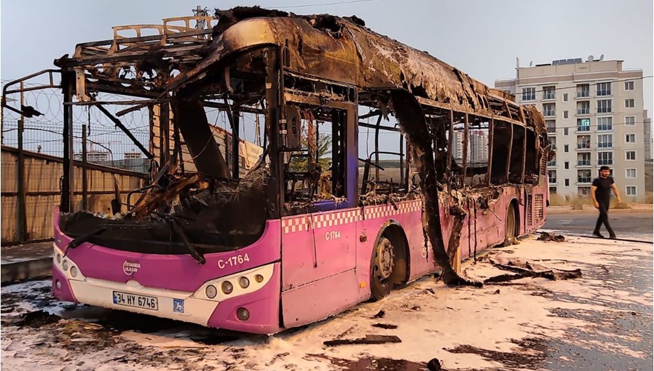 İstanbul da halk otobüsü alev alev yandı!