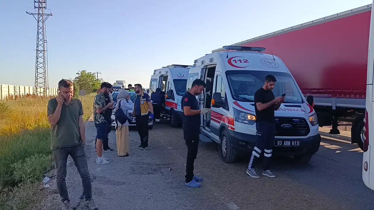 Yolcu otobüsü TIR a çarptı