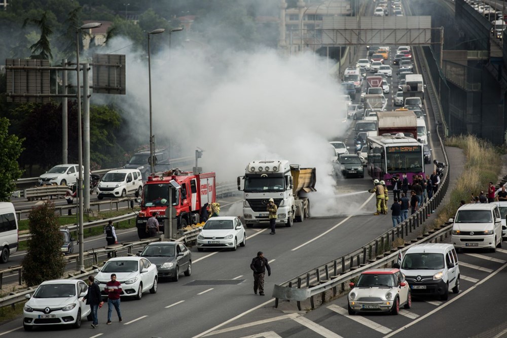 Hafriyat kamyonu yandı trafik durdu