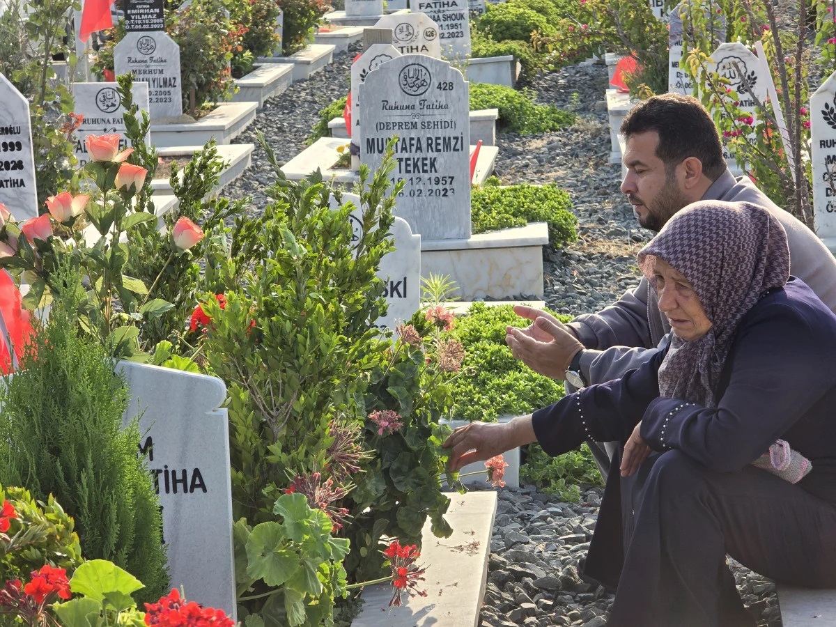 Deprem şehitliğine akın ettiler