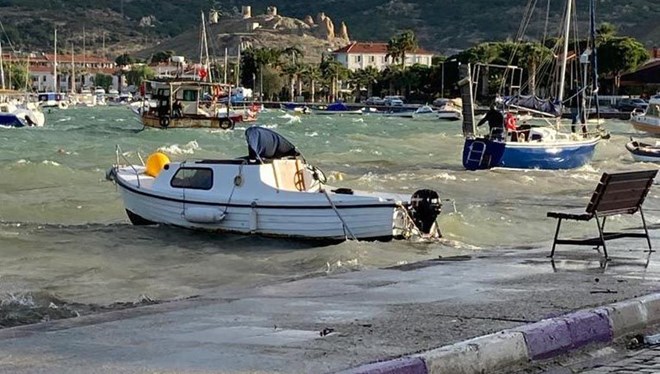 Fırtına nedeniyle tekneler battı