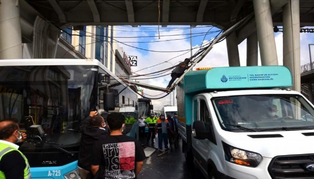 İstanbul'da feci kaza! Halk otobüsünün üzerine düştü