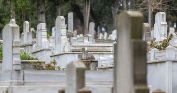Mezarlıklar ziyarete kapatıldı