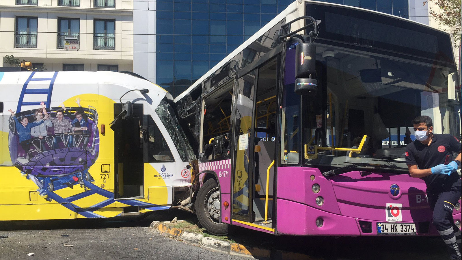 Feci kaza! Tramvay halk otobüsüne çarptı