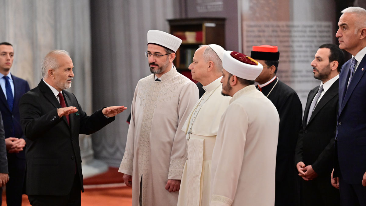 Papa dan Sultanahmet Camii’ne ziyaret