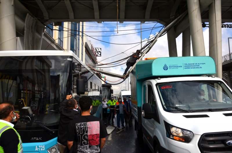 İstanbul da feci kaza! Halk otobüsünün üzerine düştü