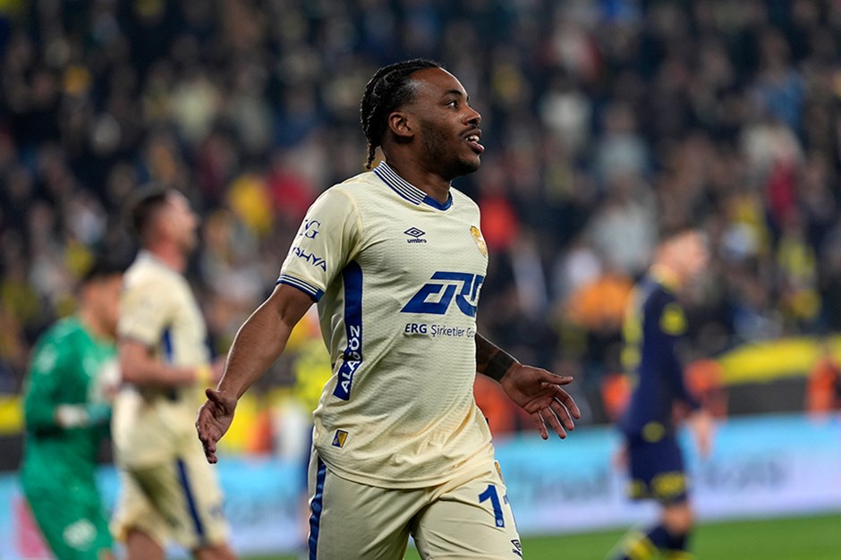 Garry Rodrigues den Emre Belözoğlu na tepki: Elindeki gücü zorbalıkla kullanan biriyle çalışıyorum