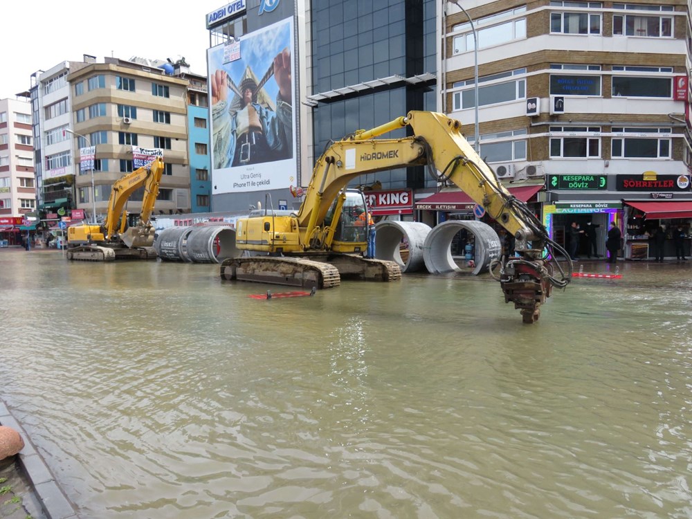 İSKİ Kadıköy de caddeyi göle döndürdü