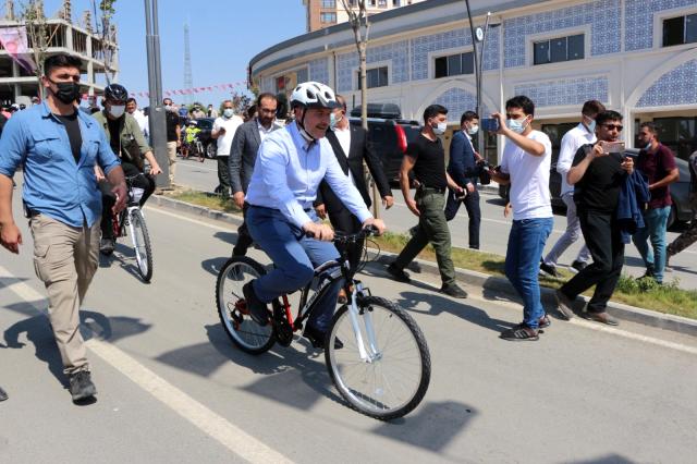 Bakan Soylu halka bayramlaşıp bisiklet sürdü