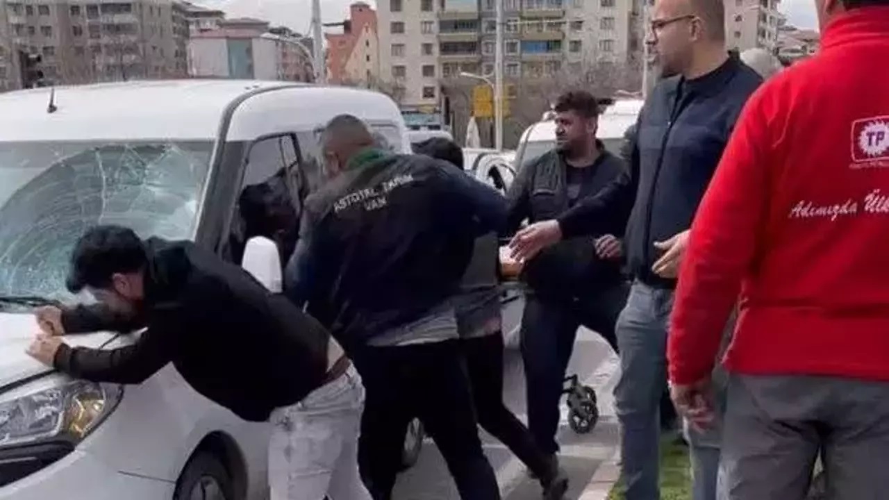 Panik anlar! Sürücü ve polise saldırdılar