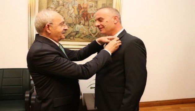 MHP'den istifa edip CHP'ye geçti