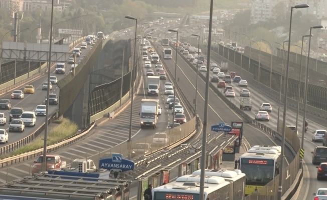 Yola çıkacaklar dikkat! Trafik arttı