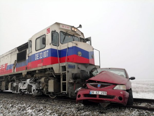 Kars ta tren kazası:3 kişi hayatını kaybetti