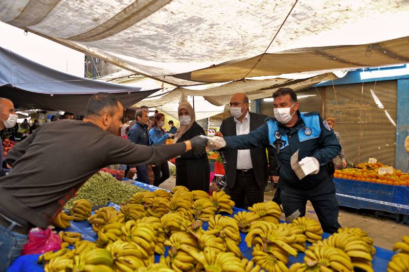 Maske takmayan pazarcı yandı!