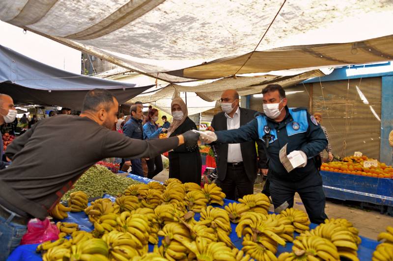 Maske takmayan pazarcı yandı!