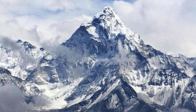 Everest'e tırmanan iki dağcı hayatını kaybetti