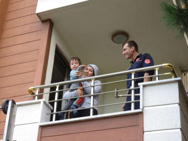 Küçük çocuk annesini balkona kilitledi