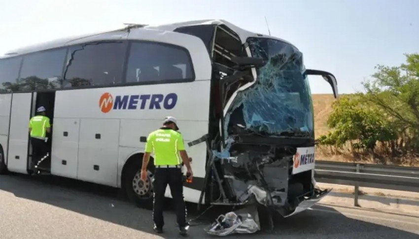 Yolcu otobüsü kamyona çarptı!